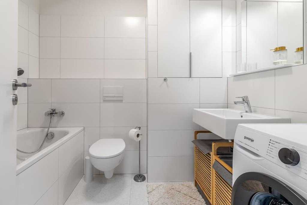 Cozy Apartment Near City Centrum And Bratislava Airport Exterior foto